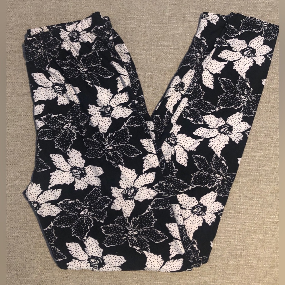 Agnes & Dora Legging Black White Poinsettia Large